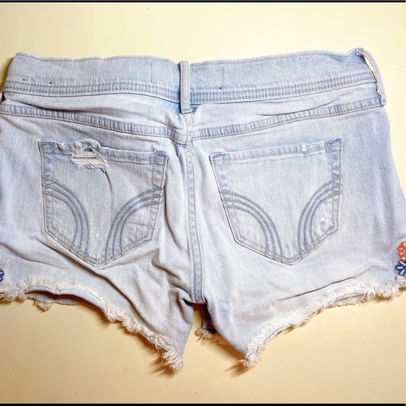 Distressed embroidered flowers Hollister shorts - Picture 3 of 4